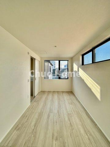 葛飾区亀有4丁目新築分譲住宅の洋室|【洋室】快適に過ごす条件は、一人ひとり違います。だからこそ飾り過ぎないシンプルな内装と偏り過ぎないデザインで統一しております。居住していく中でオーナー様だけの【マイホーム】に創り上げて下さい