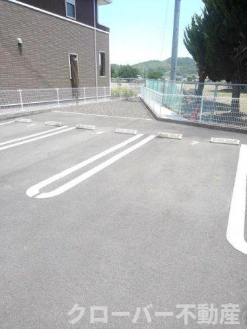 シャイン　パークＢの駐車場
