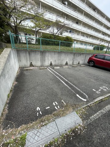 名谷2団地10号棟の駐車場