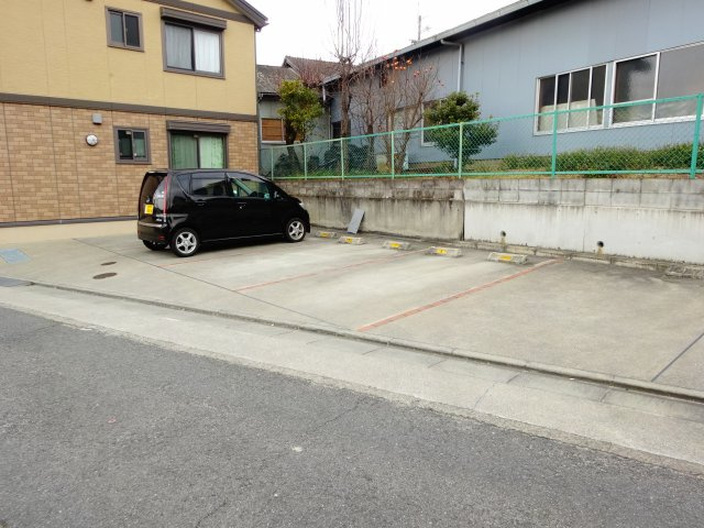 アルテールの駐車場