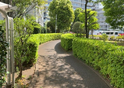 【中庭】 | 藤和南町田ハイタウン | 中庭（パティオ）とは、一つの建築物の内部に設けられた、壁などで囲われている庭のことを指します。コの字型、ロの字型が主流ですが、L字型の中庭もあります。最近では、インテリア性の高さからも人気があります。