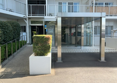 【エントランス】 | 藤和南町田ハイタウン | マンションのエントランスには、もともと風よけや防犯の役割がありますが、マンションによって宅配ボックスなどの設備が備わっている所もあります。日々の生活をイメージしながら生活しやすさをチェックしましょう。