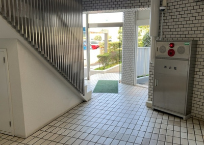【ロビー】 | 藤和南町田ハイタウン | ラウンジは、マンションの共用スペースに椅子やテーブルなどを配置した利用者が寛げる空間です。屋内型ラウンジと屋外型ラウンジがあります。共用部分の管理状況と合わせて、詳細については現地でご確認ください。