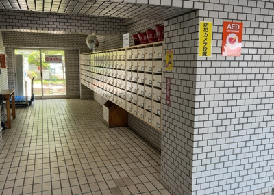 【設備】 | 藤和南町田ハイタウン | エントランス付近に設置されている集合ポストは、住んでいる部屋と離れているため、ポストをあさるなど誰かに何かされていても被害に気づきにくいです。入居する時には他人に特定されにくい番号で鍵をかけましょう！