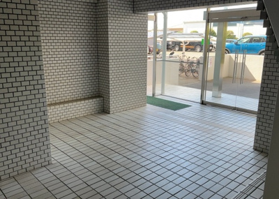 【ロビー】 | 藤和南町田ハイタウン | ロビーというと、エントランスと何がちがうの？と思いますよね。実はロビーとエントランスには明確な決まりはありません。物件によっては、エントランスを入って広がるある程度の広さのある空間がロビーとなります。
