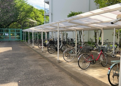 【駐車場】 | 藤和南町田ハイタウン | 車一台あたりに必要なスペースは、標準サイズの普通自動車で横幅2m50cm、長さ5mは必要になります。ただし、乗降のことも考慮して横幅3m30cm、長さ5m50cmほどは確保できるところを選びましょう。