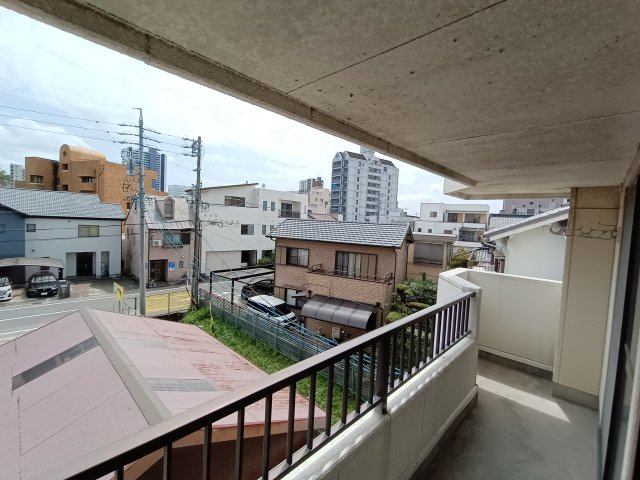 鳴神ビルのバルコニー