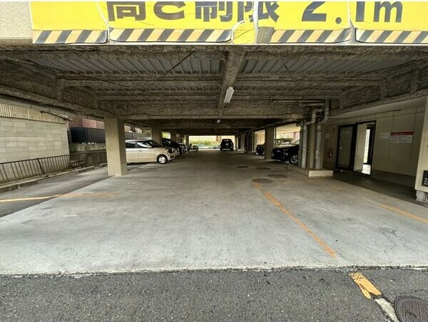 鳴神ビルの駐車場