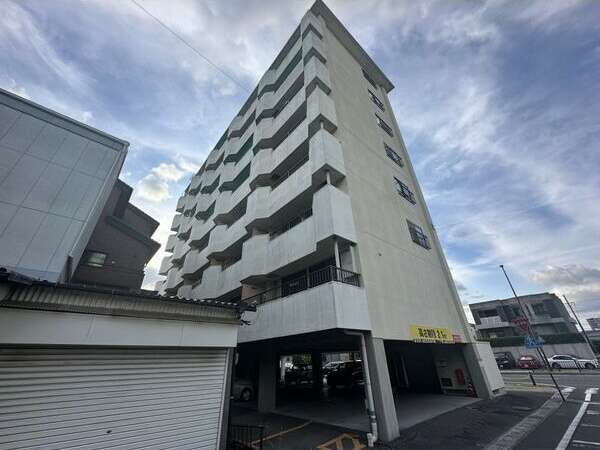 鳴神ビルの外観