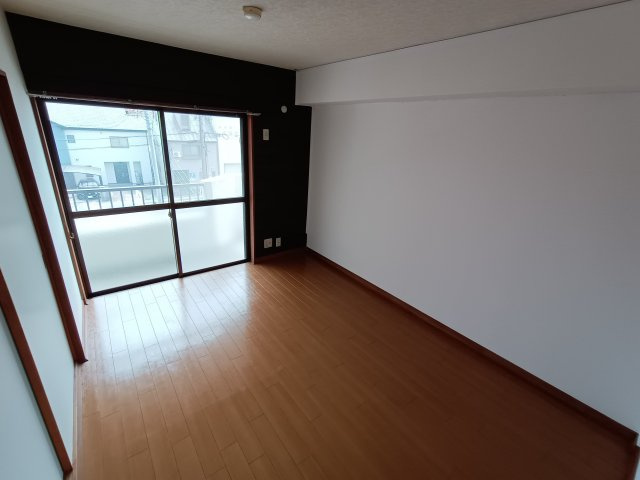 鳴神ビルの居間・リビング