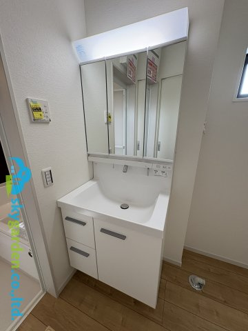 藤沢市下土棚2期　新築戸建　全１棟の独立洗面台|三面鏡付きの洗面化粧台