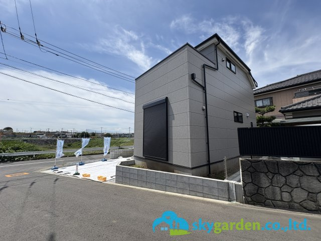 藤沢市下土棚2期　新築戸建　全１棟の前面道路含む現地写真|日照良好、開放感ある佇まい