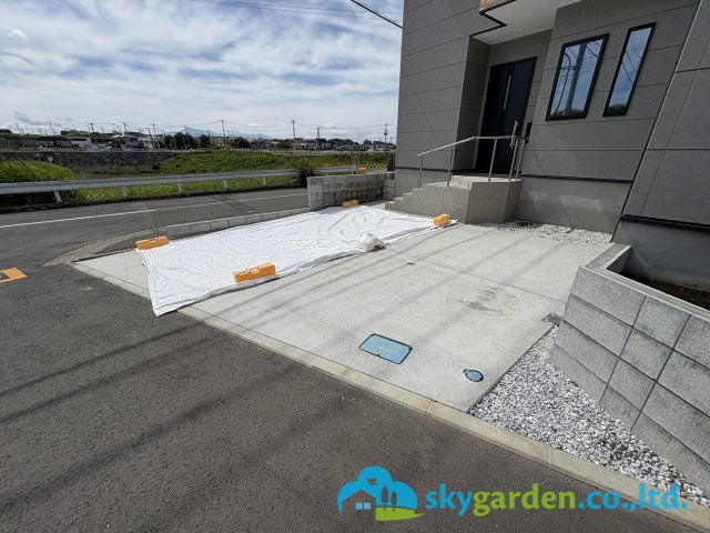 藤沢市下土棚2期　新築戸建　全１棟の駐車場|車種により並列２台駐車可