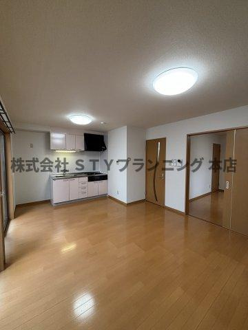 仲介手数料０円！ルース　リーリヤの居間・リビング