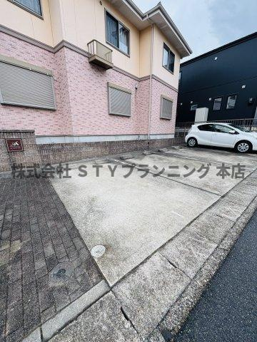 仲介手数料０円！ルース　リーリヤの駐車場