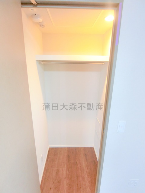 プライムガーデン大森の収納|洋室4.5帖の収納　ウォークインクローゼット