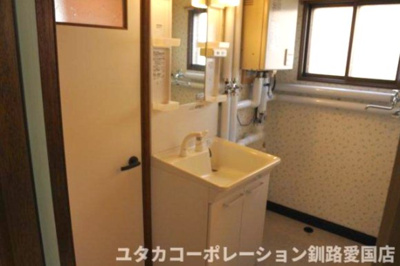 【独立洗面台】 | 堀川町6-16売家 | 窓付きの明るい洗面・脱衣スペース★