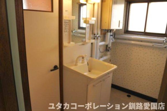 【独立洗面台】 | 堀川町6-16売家 | 窓付きの明るい洗面・脱衣スペース★