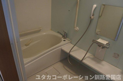 【浴室】 | 堀川町6-16売家 | 浴槽横と洗い場に手すりあり★バリアフリー配慮の浴室★