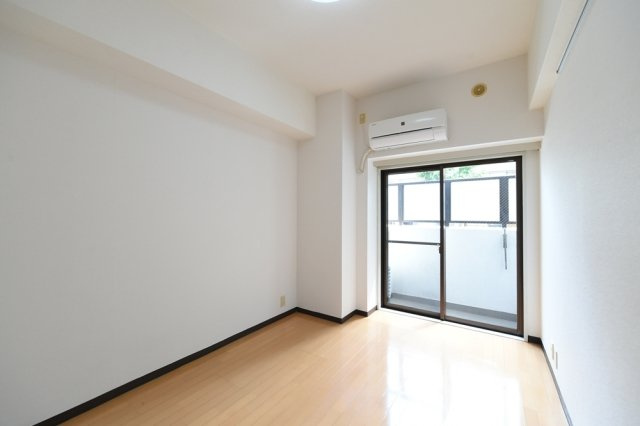 明るい洋室です