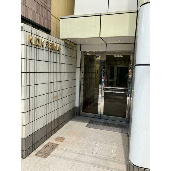 大阪市北区天神橋２丁目の店舗一部のエントランス