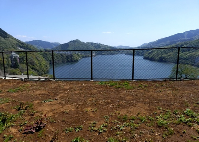 【外観】 | 土地購入を検討されている場合、境界杭がない状態で購入してしまうと境界確定測量をする必要があり、費用がかかります。購入の前に、売主、隣土地所有者立ち合いのもと境界を確定し境界杭を設置するのがベストです。