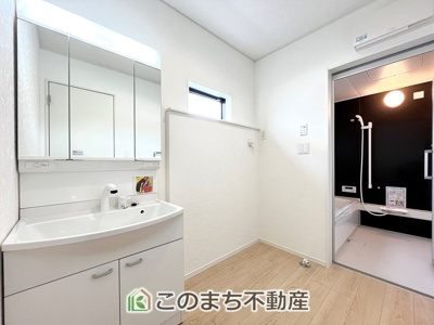 【洗面所】 | CRADLE GARDEN小山市横倉第4　1期 | シャンプードレッサーで朝の身支度♪伸びるホースでお掃除も簡単清潔です！
