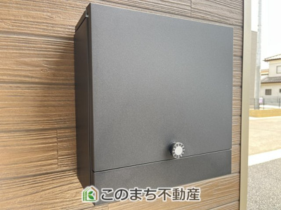 【エントランス】 | CRADLE GARDEN小山市横倉第4　1期 | 黒色のシックな壁付けポストです♪