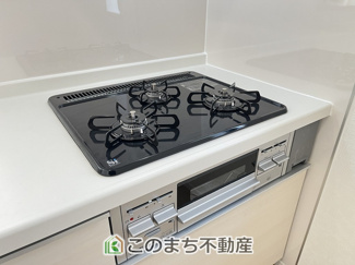 | CRADLE GARDEN小山市横倉第4　1期 | 三ツ口コンロ採用で、同時調理もスムーズ◎！お料理を並べられるカウンター付きで、配膳・片付けをサポート！リビングで過ごすご家族とコミュニケーションを楽しみながら作業可能です♪
