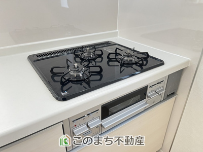  | CRADLE GARDEN小山市横倉第4　1期 | 三ツ口コンロ採用で、同時調理もスムーズ◎！お料理を並べられるカウンター付きで、配膳・片付けをサポート！リビングで過ごすご家族とコミュニケーションを楽しみながら作業可能です♪
