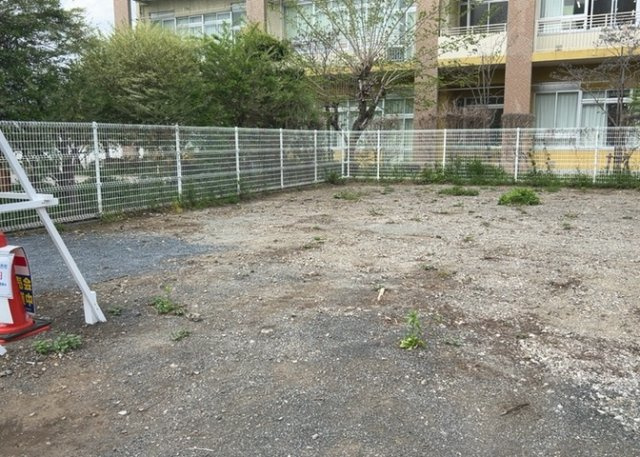 【外観】 | 現地に行くなら、物件の周囲の地形がどうなっているかを見ることも大切です。周辺より低くなっている土地では、大雨などで水が集まりやすいため、地盤が弱くなっているということも考えられるため、注意が必要です。