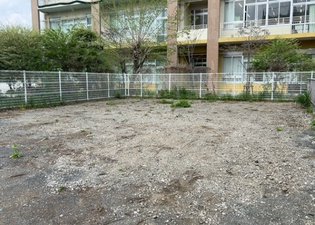 【外観】 | 隣家の土地はどうなっているのか、生活利便施設が近くにあるのか、学校まで近いかなど、お客様のライフスタイルにあわせたイメージが重要です。また、近くにあると困る施設が近くにないかも確認するといいでしょう。