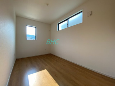 【洋室】 | 別保２丁目　１期３号地 | 住まう方でカスタマイズしていただけるシンプルなデザインの内装。ご自身で素敵な空間を創り上げられます。