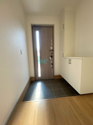 【玄関】 | 別保２丁目　１期３号地 | 快適に過ごす条件は、一人ひとり違います。飾リ過ぎないシンプルな内装と偏り過ぎないデザインで統一しております。
