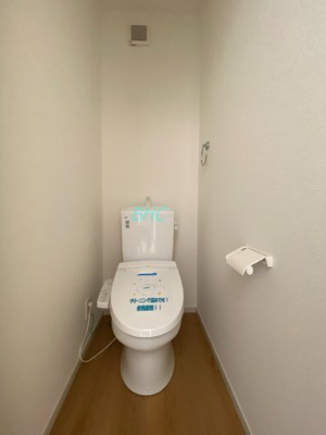 【トイレ】 | 別保２丁目　１期３号地 | シンプルでシャープなフォルムは、そのデザイン性だけでなく汚れが拭きやすくお手入れ簡単です。