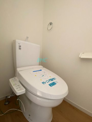 【トイレ】 | 別保２丁目　１期３号地 | 白を基調とした清潔感のあるトイレ。
トイレ洗浄機能付きを標準完備、清潔な空間が印象的です。