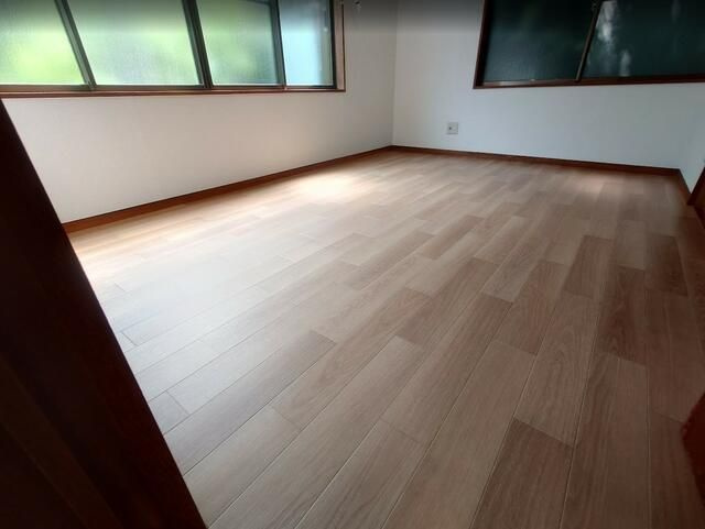 横須賀市田戸台のアパートの居間・リビング