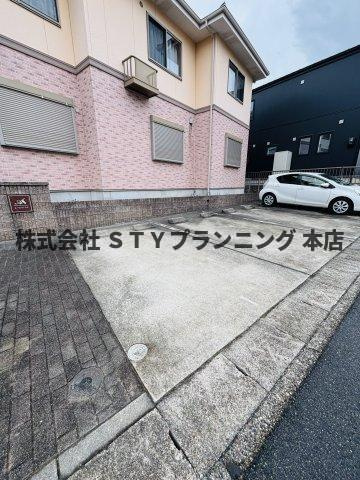 仲介手数料０円！ルース　リーリヤの駐車場