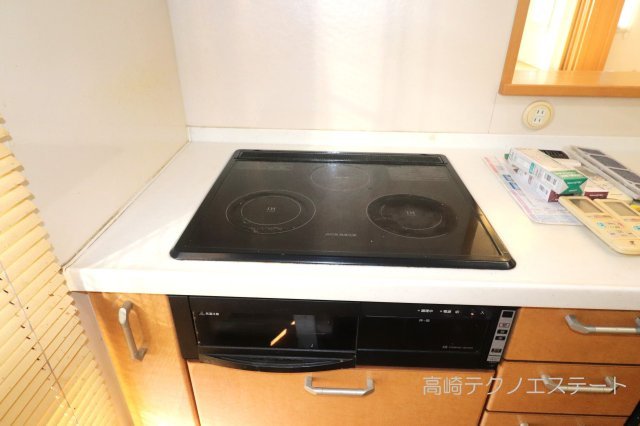 太田市新田中江田町　中古戸建のキッチン|３口のＩＨコンロでお手入れも楽々、お料理しやすいキッチンです