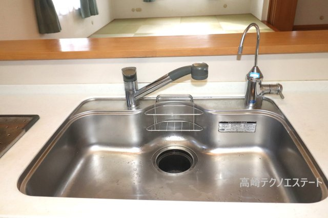 太田市新田中江田町　中古戸建のキッチン|シンクにはビルトイン浄水器
