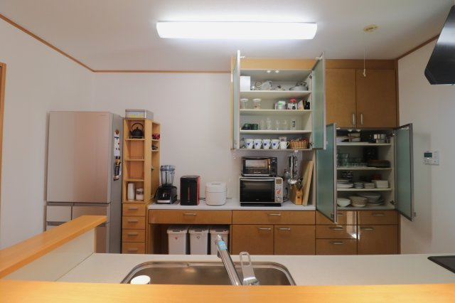 太田市新田中江田町　中古戸建のキッチン|収納力◎のカップボード
