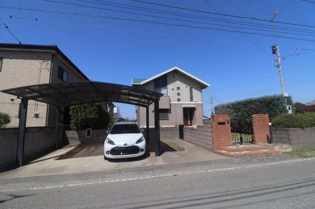 太田市新田中江田町　中古戸建の駐車場|カーポートは並列２台◎