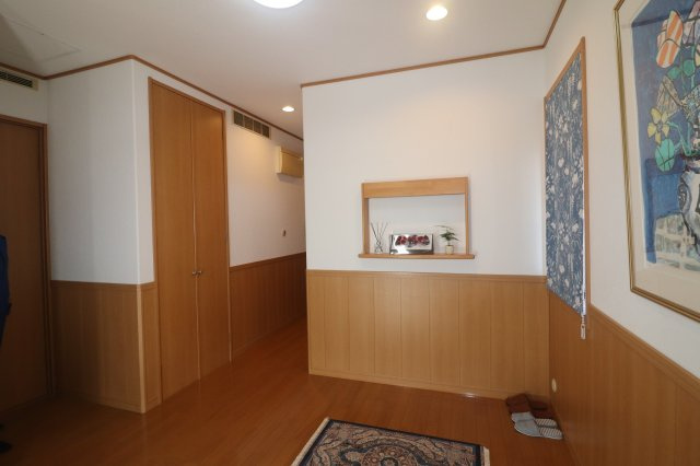 太田市新田中江田町　中古戸建の玄関|広さも収納もある玄関です
