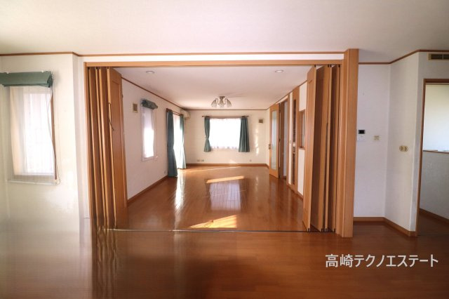 太田市新田中江田町　中古戸建の居間・リビング|大広間のようなリビングダイニング。