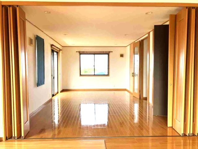 太田市新田中江田町　中古戸建の居間・リビング|大広間のようなリビング。