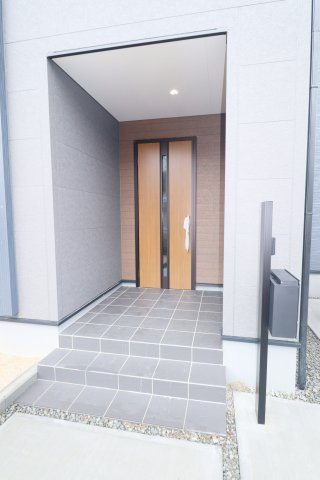 郡山市横塚6丁目　　　　１号棟　　　芳賀小学校、郡山第4中学区　の玄関