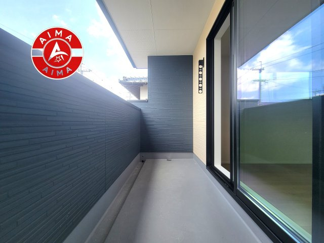福岡市南区花畑1丁目第4-1棟（1号棟）のバルコニー|風をしっかりと感じられるバルコニーでは、毎日が洗濯日和です。広々としているので洗濯も楽しくなるでしょうし、気分転換にバルコニーからの眺めを楽しむのもいいでしょう。