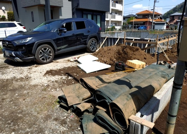 【駐車場】 | 駐車場と明記されていても、最小スペースでつくられた駐車場だと大型車は駐車できなかったり、出入りしにくくなったりする可能性があります。お車のサイズと購入したい物件の駐車場のサイズを現地で確認しましょう。