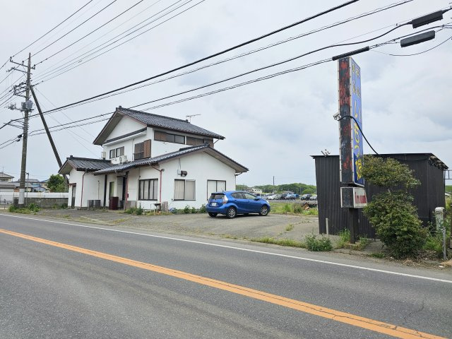 嘉家佐和中古戸建の前面道路含む現地写真