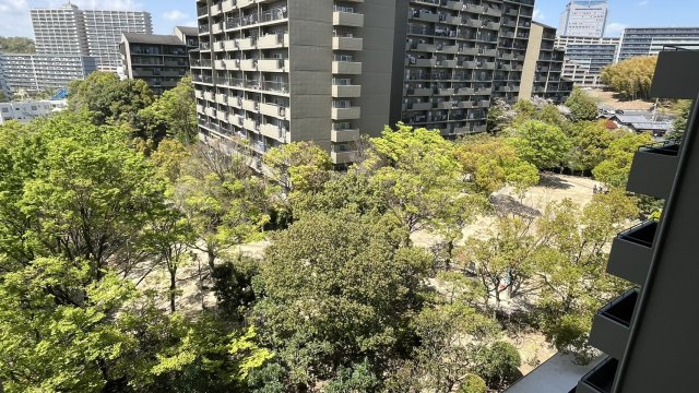 千里中央パーク・ヒルズE棟の展望|周辺には公園もあり、緑も多いです。